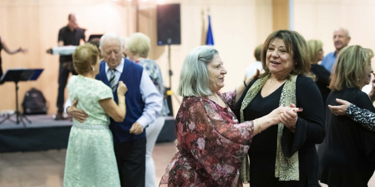 Una parella de dones balla en l’Assemblea General Ordinària, ahir.