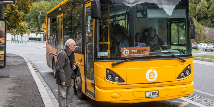 Usuari pujant a un autobús.