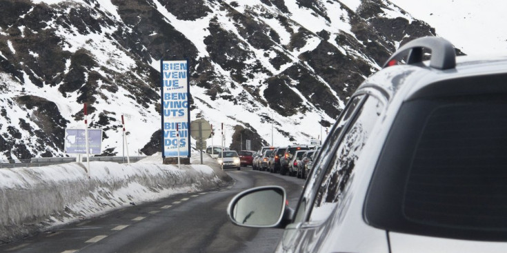 Els cotxes fan cua a la RN20 per accedir a França.