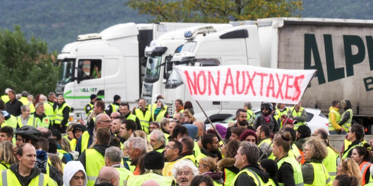 Desenes de manifestants amb armilles grogues tallen la carretera a la localitat francesa d’El Voló, propera a la frontera amb Espanya, dissabte.