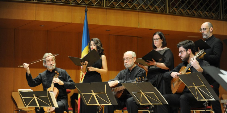Jordi Savall dona indicacions als músics durant el concert celebrat divendres a l’Auditori.