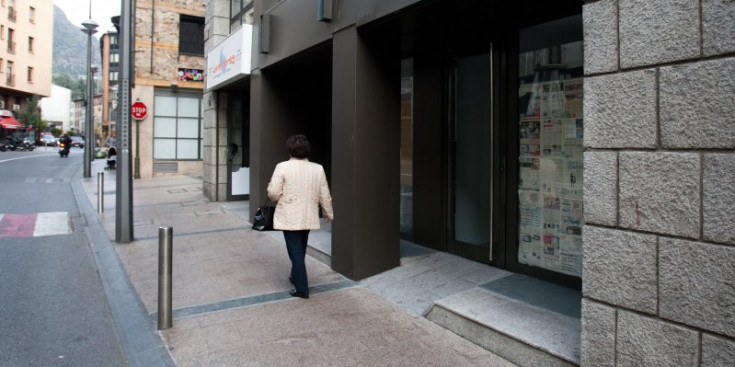 Una dona passeja per avinguda Benlloch.