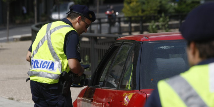 Uns policies efectuen un control de documentació al conductor d’un vehicle.