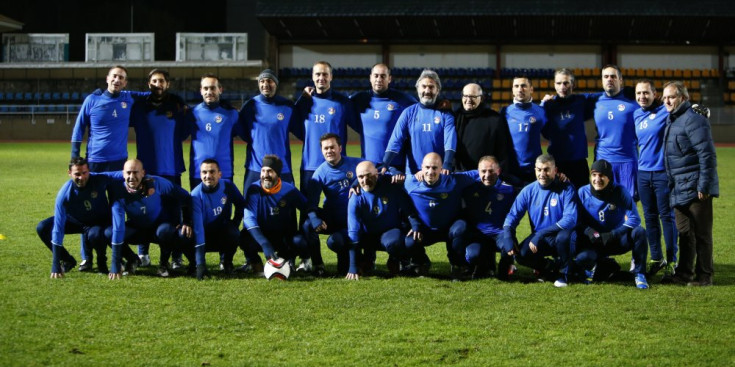 El FAF Legends abans d’entrenar a l’Estadi Comunal per preparar el partit contra el Girona, ahir.