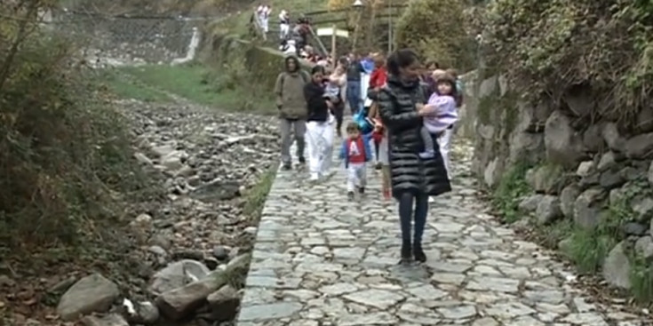 Moment de l’evacuació de l’escola bressol pel camí del Rec.