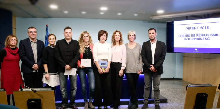 Els premiats pel Pirene 2018, Poy, Clausó i Areitio, amb les ministres Olga Gelabert i Sílvia Calvó i els quatre membres del jurat.