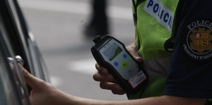 agent de policia en un cotnrol d'alcoholèmia.