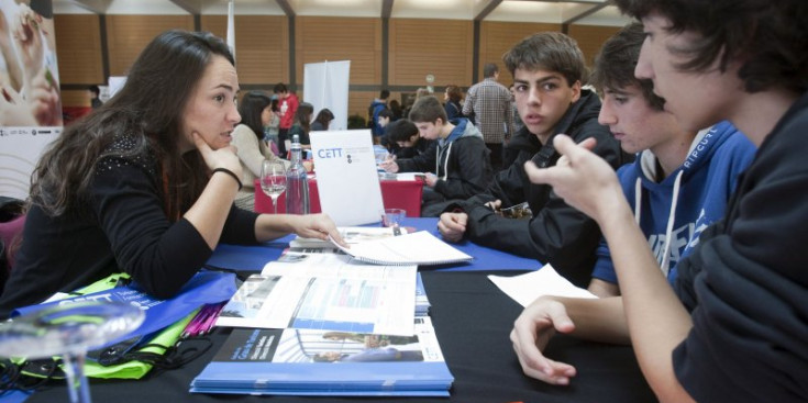 Estudiants s’informen sobre els estudis d’ensenyament superior en una jornada de portes obertes.