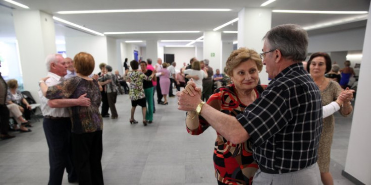 Padrins ballen durant una assemblea de l’Associació de la Gent Gran d’Andorra la Vella.