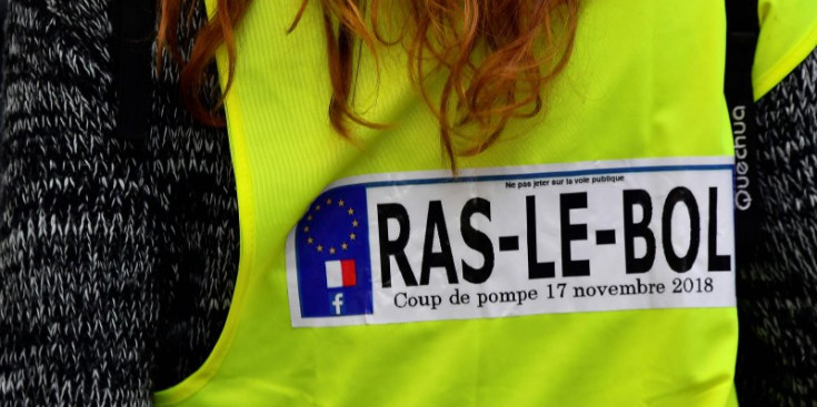 Una manifestant amb una armilla groga amb l’incripció «ras-le-bol» (farts).