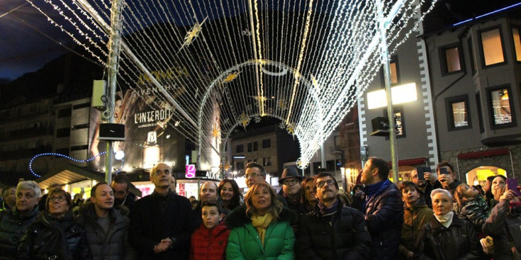 Les autoritats amb la mirada al sostre del túnel durant l'espectacle.