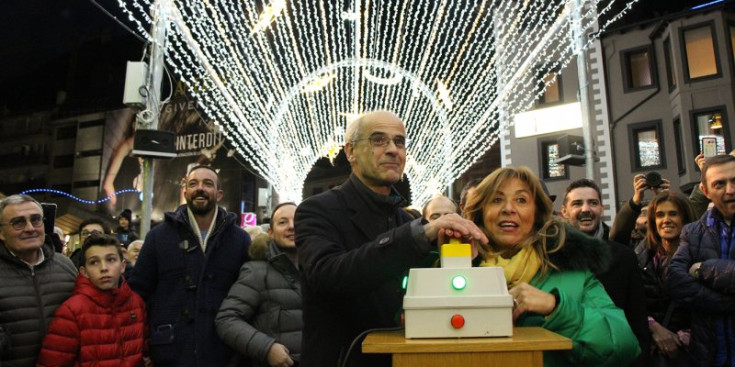 El cap de Govern, Toni Martí, i la cònsol Conxita Marsol, inauguren les llums.