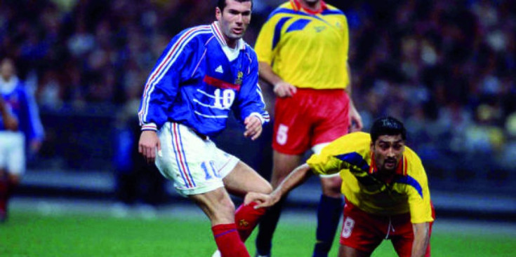 Zinedine Zidane i Óscar Sonejee a Saint Dennis, en el partit entre França i Andorra del 14 d’octubre de 1998.
