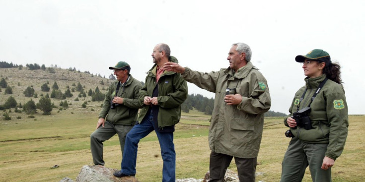 Una patrulla d’agents rurals vigila el medi ambient.