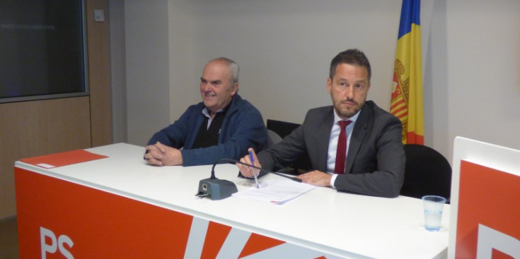 El president de les Associacions de Gent Gran, Simó Duró, i el president del PS, Pere López, ahir.