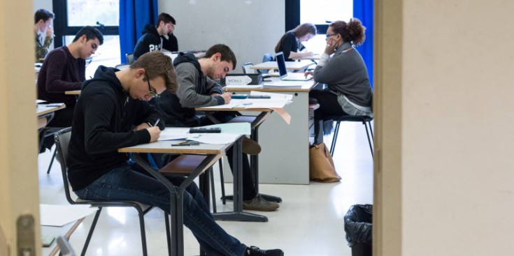 Alumnes durant un examen.