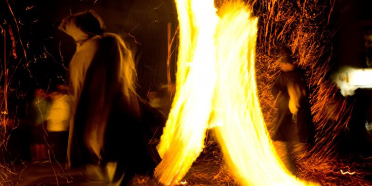 Un fallaire fa rodar el foc durant la celebració de la cremada de la darrera edició.