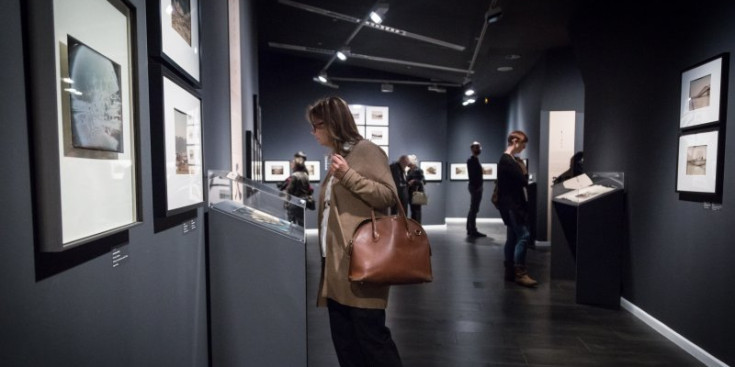 Una dona visita una exposició del Museu Carmen Thyssen.