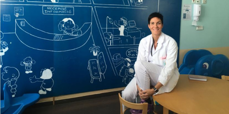La llevadora referent, Cristina Pérez, en una sala de jocs de l’Hospital.