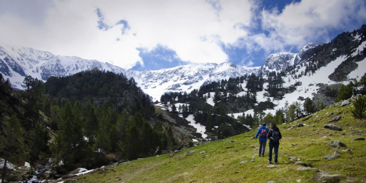 Un parell d’excursionistes caminen per la Vall de Sorteny.