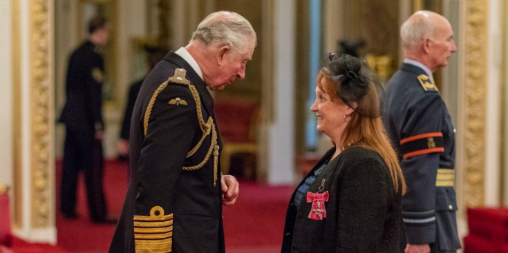 La cònsol honorària, Fiona Dean MBE, rep la medalla de l'Ordre de l'Imperi Britànic de mans del Príncep de Gal·les.