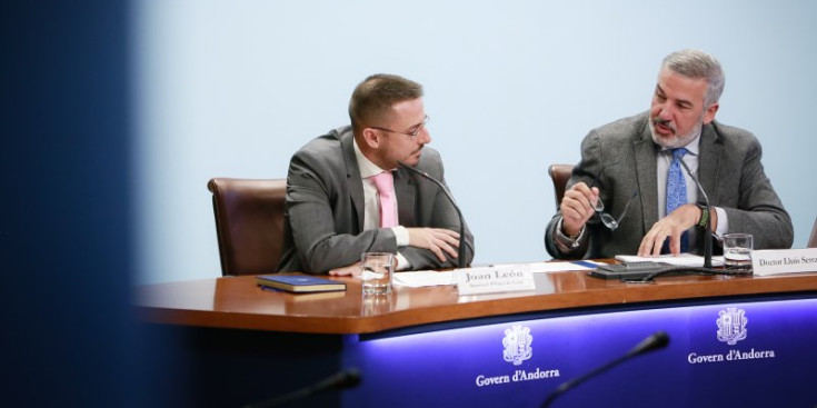El secretari d’Estat de Salut, Joan León, i el doctor Lluís Serra, durant la presentació de l’Enquesta Nutricional d’Andorra 2017-2018, ahir.