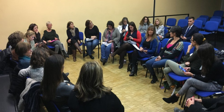 Un moment de l’assemblea de constitució d’Acció Feminista en associació.