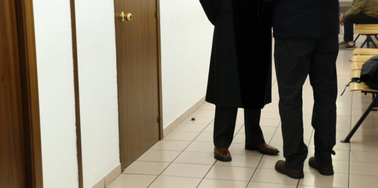 Un magistrat conversa amb un client als passadissos de la Seu de la Justícia andorrana.