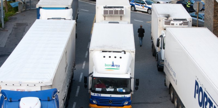 Diferents camions de transport de mercaderies esperen a la Duana andorrana.