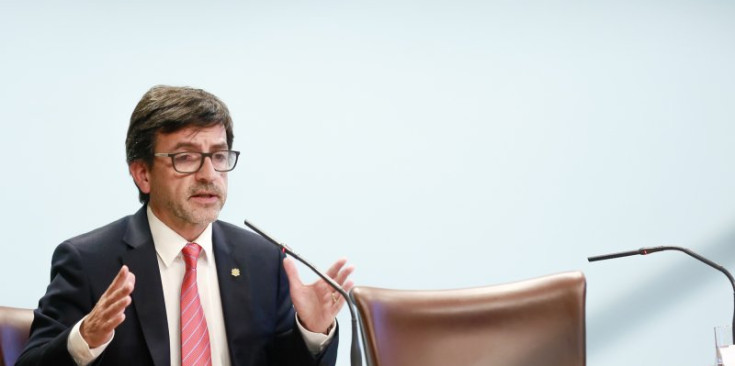 El ministre Jordi Cinca explica les qüestions tractades al Consell de Ministres, ahir.