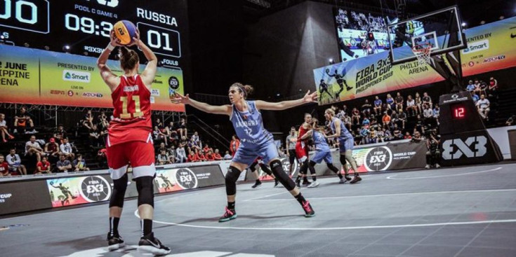 La selecció femenina defensa una jugada.