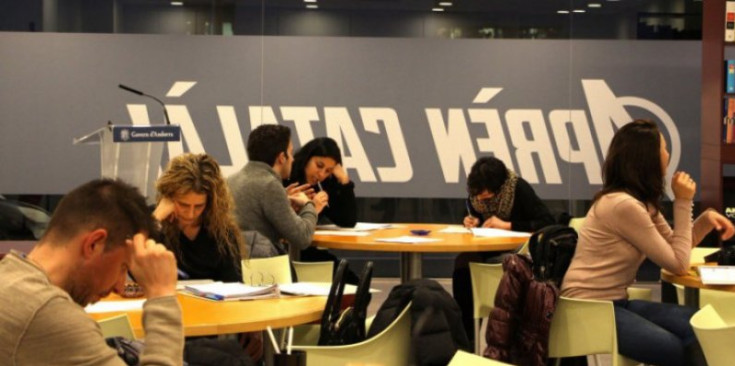 Estudiants al centre d’autoaprenentatge del català d’Escaldes.