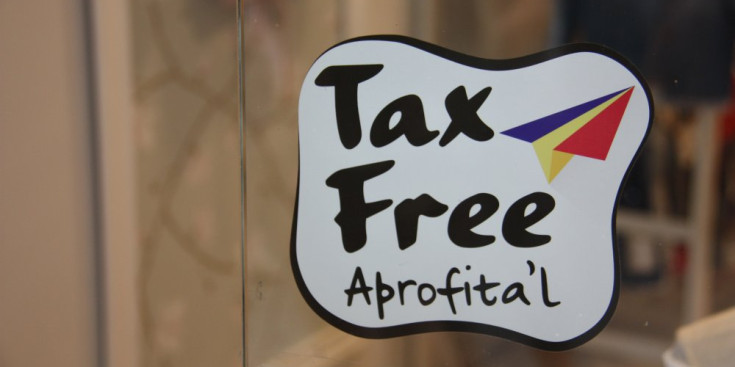 Adhesiu per promocionar la campanya del ‘tax free’ a la Seu.