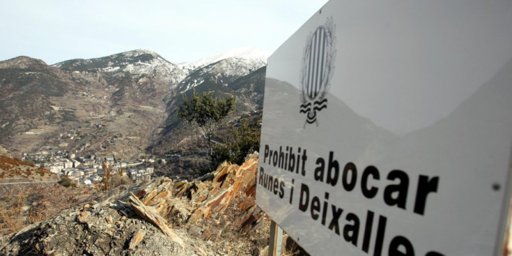 Cartell que recorda la prohibició d’abocar runes i deixalles al medi ambient