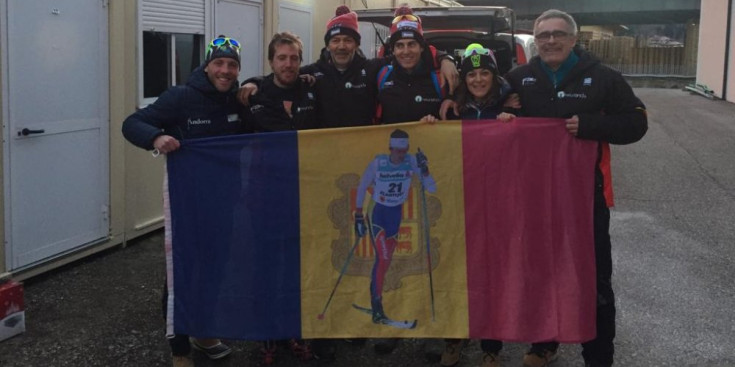 L’equip d’Esteve celebra el top 10 a Val di Fiemme, ahir.