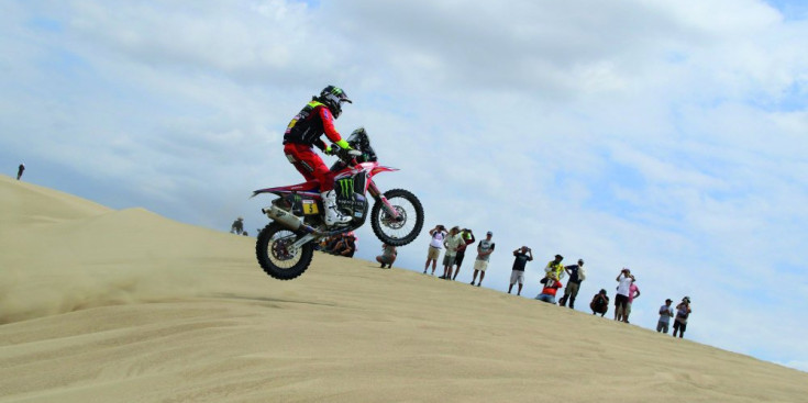 Joan Barreda durant la primera etapa del Dakar entre Lima i Pisco, ahir.