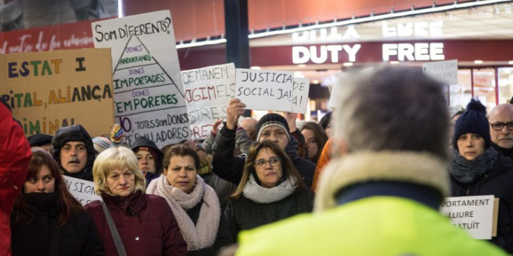 Manifestants clamen contra les polítiques del Govern el 17 de desembre.