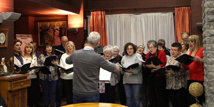 Un moment del concert de Nadal de la Coral Casamanya a la Casa Pairal d'Ordino.