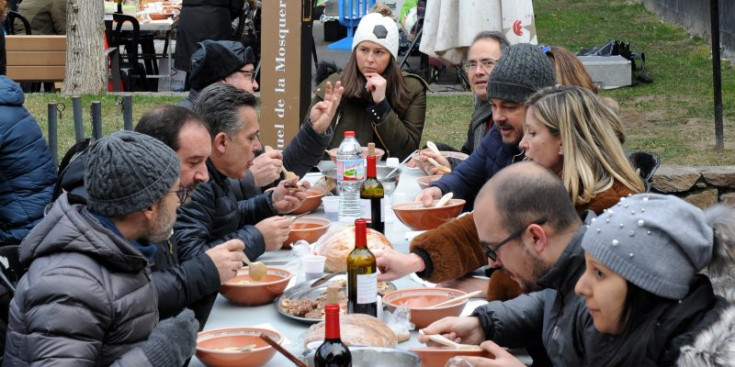 Un grup de gent gaudeix del dinar popular a Encamp, ahir.