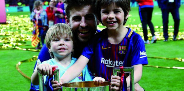 Gerard Piqué i els seus fills amb la Copa del Rei.