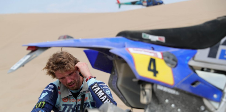 Adrien Van Beveren, desolat, es veu obligat a abandonar el Dakar, ahir.