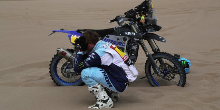 Van Beveren plora sobre la moto al costat de la seva moto.