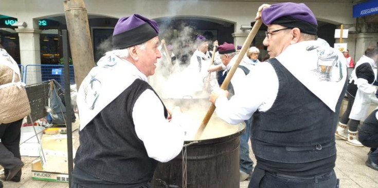 Dos escudellaires a la plaça Guillemó d'Andorra la Vella.