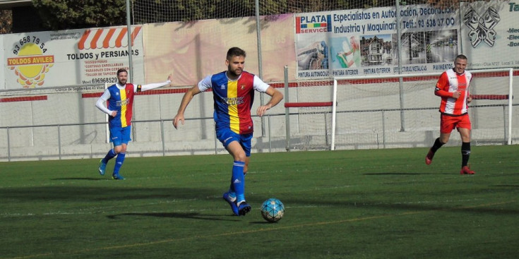 El jugador de l’FC Andorra, Adrià Vilanova, juga contra el Viladecans en el duel de la jornada passada.