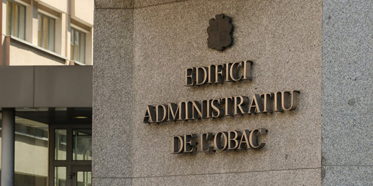 Entrada a l'edifici administratiu de l'Obac, seu del departament d'Immigració.