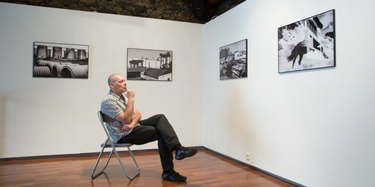Pep Aguareles en una exposició de fotografies seves a la galeria Pilar Riberaygua.