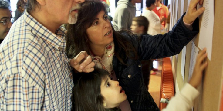 Una familia a una escola bressol.