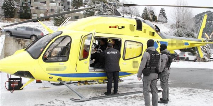 Moment que el detingut és pujat a l'helicòpter.