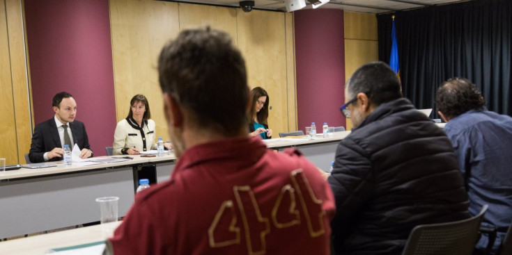 Eva Descarrega i Xavier Espot en una reunió amb els representants sindicals.