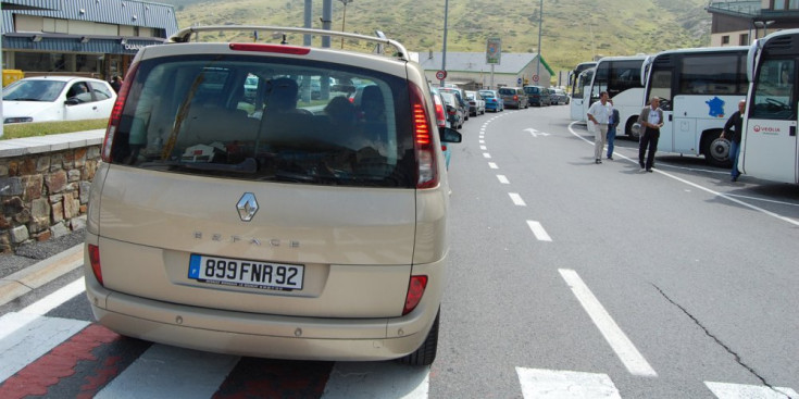 Vehicle francès al Pas de la Casa.